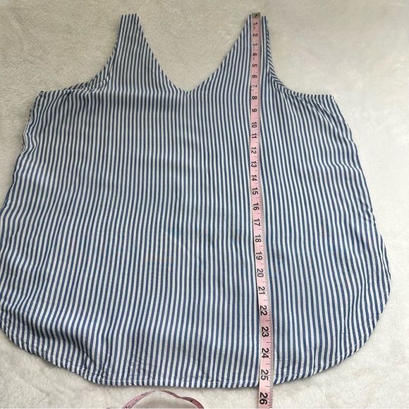 Old Navy blue pinstripe pullover v-neck sleeveless top size M - Picture 8 of 8